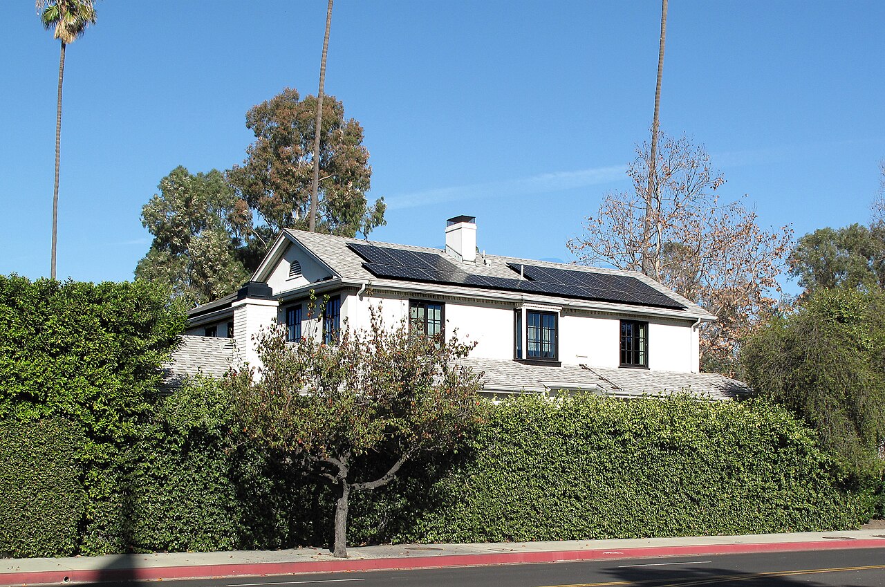 Dom z fotowoltaiką na dachu